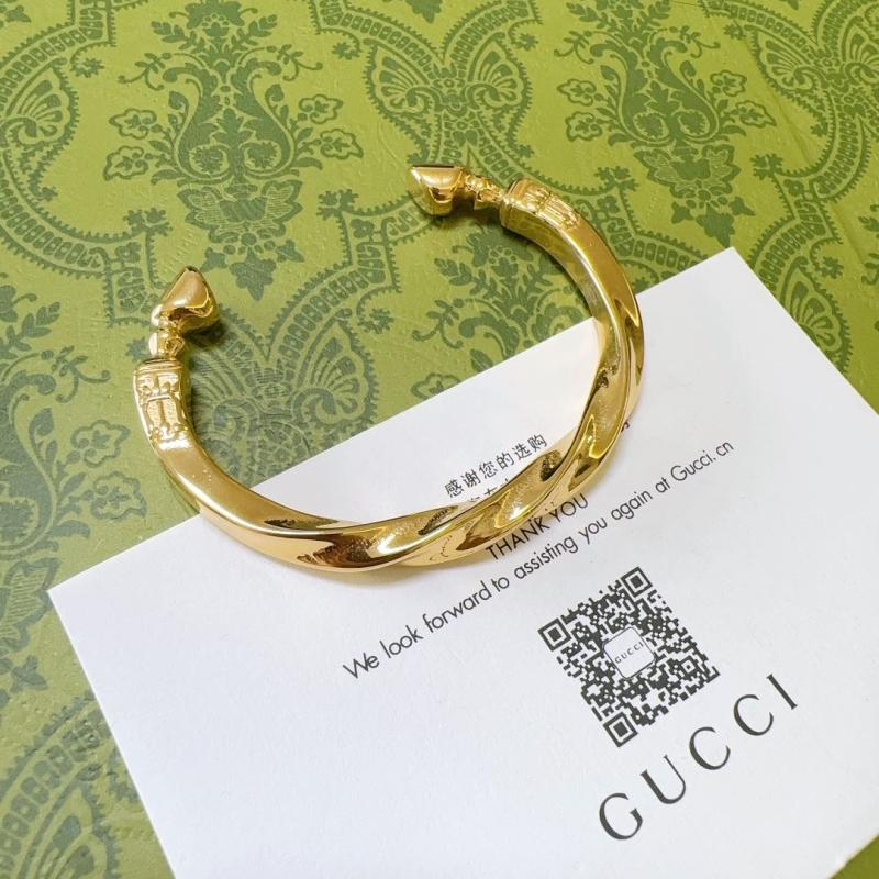 G*u*i bracelets